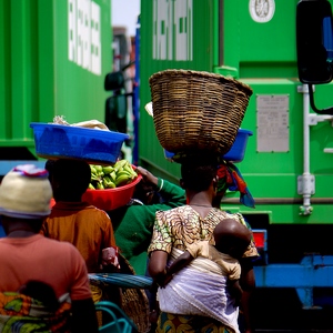 Femmes portant des objets sur la tête entre deux camions - Rwanda  - collection de photos clin d'oeil, catégorie portraits